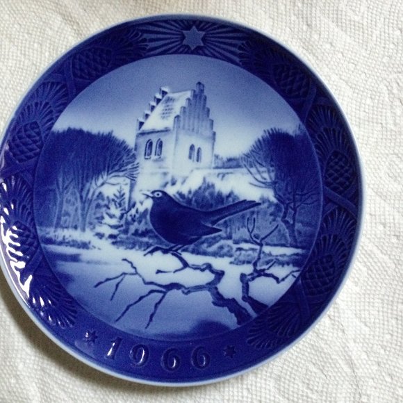 Royal Copenhagen Christmas plate 1966 Black Bird at Christmas Time - Picture 3 of 4
